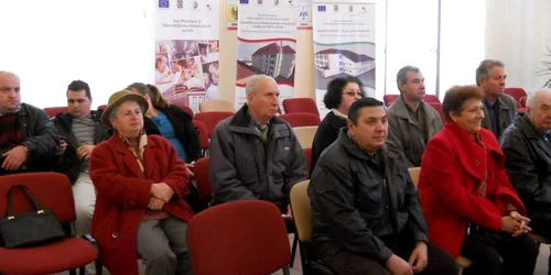 Locuitori din cartierul Sigmir au venit astăzi, la sediul Primăriei din Bistriţa, pentru a-şi lua extrasul de CF