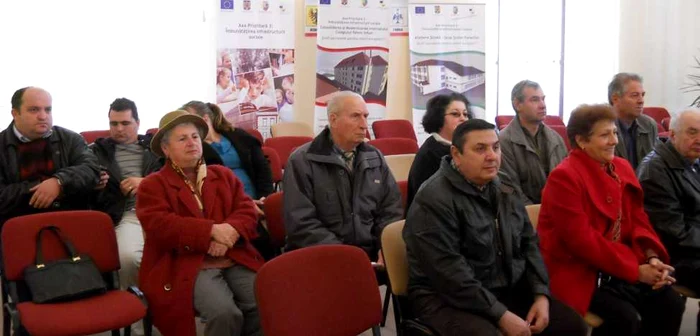 Locuitori din cartierul Sigmir au venit astăzi, la sediul Primăriei din Bistriţa, pentru a-şi lua extrasul de CF