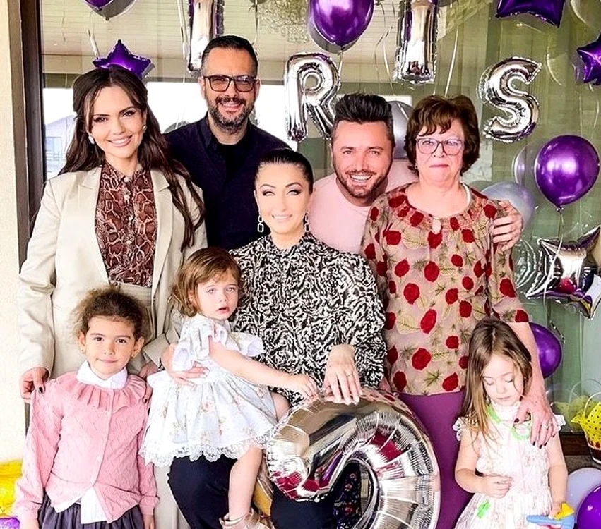 
    Gabriela Cristea și Tavi Clonda, alături de nașii lui Iris, Mădălin Ionescu și Cristina Șișcanufoto: Instagram  