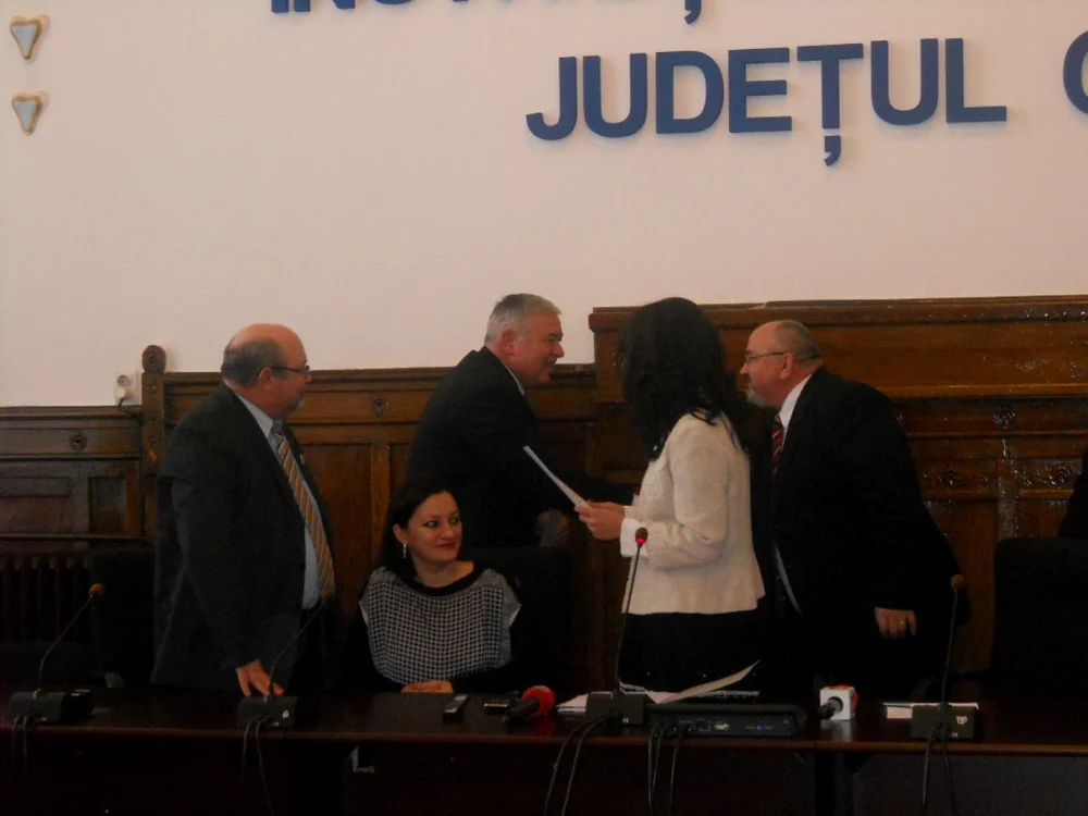 Marisu Nicoară dă noroc cu prefectul Clujului, Gheorghe Vuşcan FOTO: Adevărul