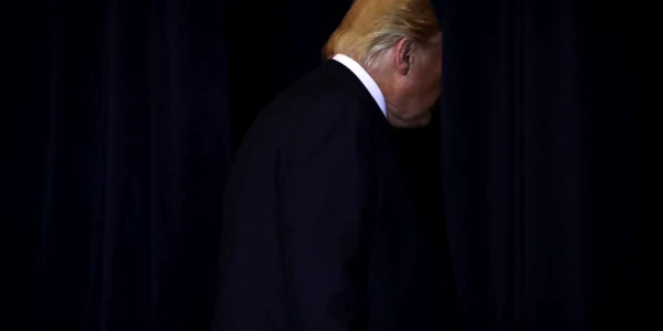 Donald Trump iesire din scena cortina FOTO Getty Images