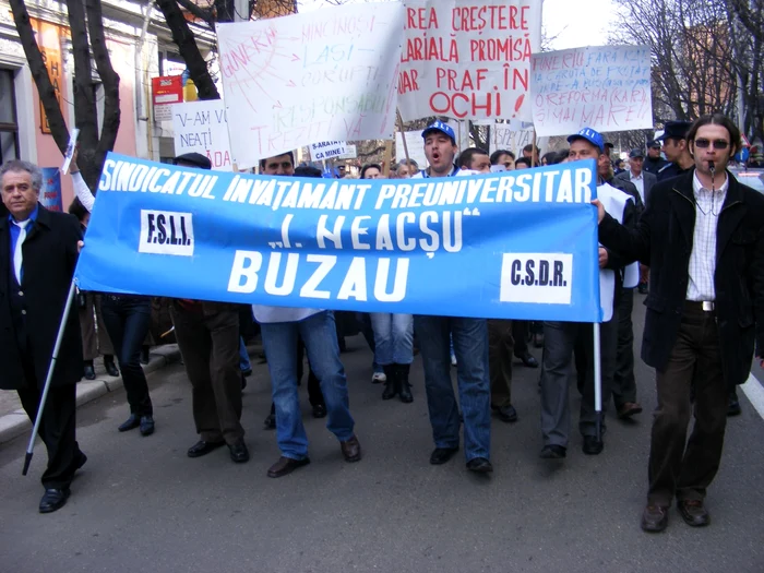 Profesorii şi-au manifestat nemulţumirile în stradă