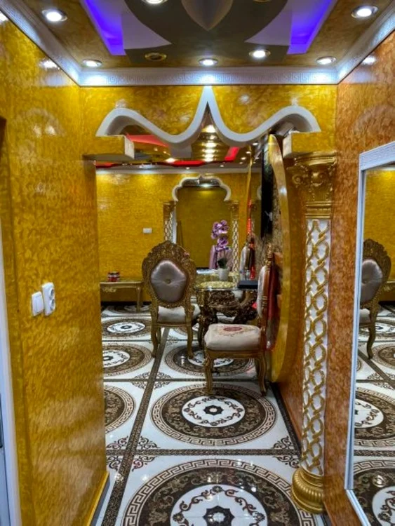 
    Holul care dă în livingul ”aurit” al apartamentului  