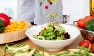 parinte copil tata legume gatesc salata 12 22 2009 1 16 44 pm jpeg