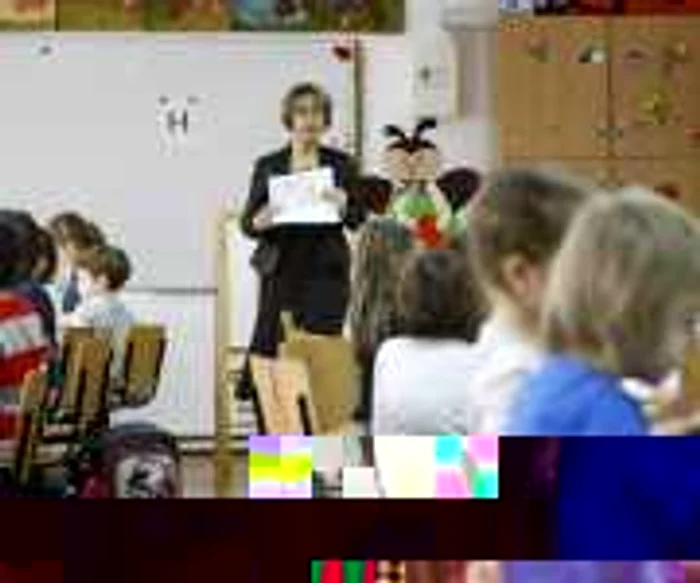 În imagine, învăţătoarea Carmen Oncescu de la Şcola Gimnazială „Ion Heliade Rădulescu" îi învaţă pe micuţi, alfabetul FOTO: Eduard Enea/Adevărul