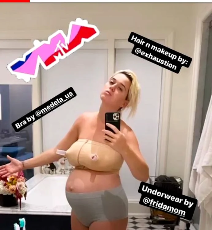 Katy poartă un sutien special pentru alăptat
