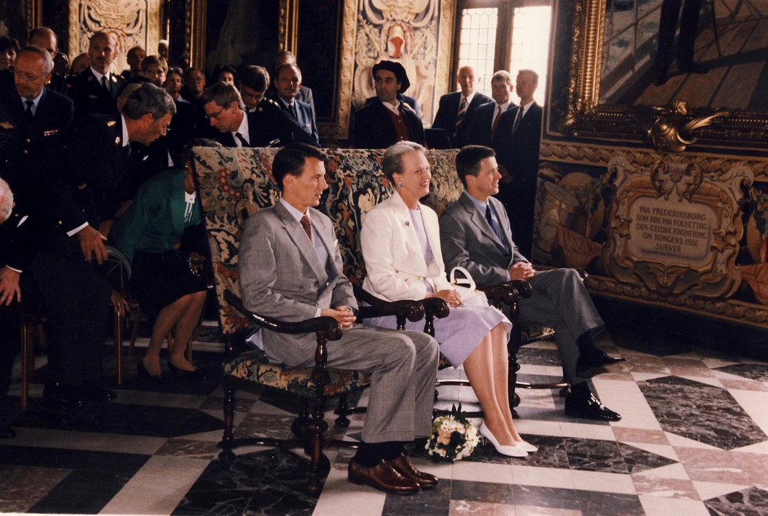 Frederik, Joachim și Regina Margrethe în 1998 profimedia 0836696506 jpg