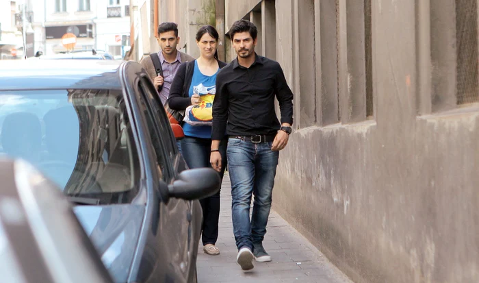 Femeia a fost adusă la audieri de doi poliţişti Fotografii: Eduard Enea/Sever Ghoerghe/ISU Bucureşti-Ilfov