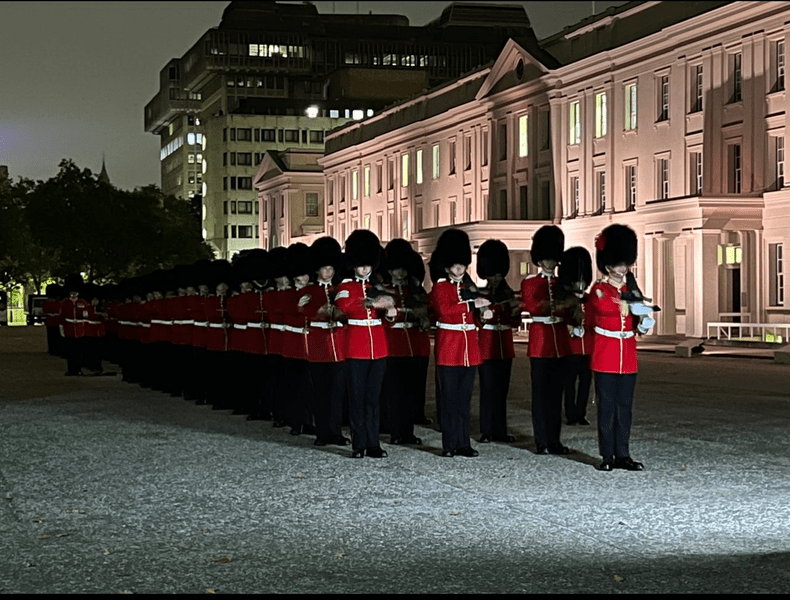 Sicriul Reginei, purtat în procesiune spre Westminster Hall la Londra. Cine din famila regală va însoți cortegiul pe jos