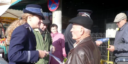 Târgovişte: Poliţiştii au împărţit astăzi pliante anticorupţie