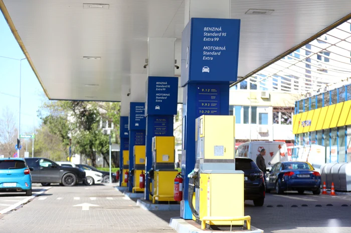 Un bărbat alimentează mașina cu carburanți