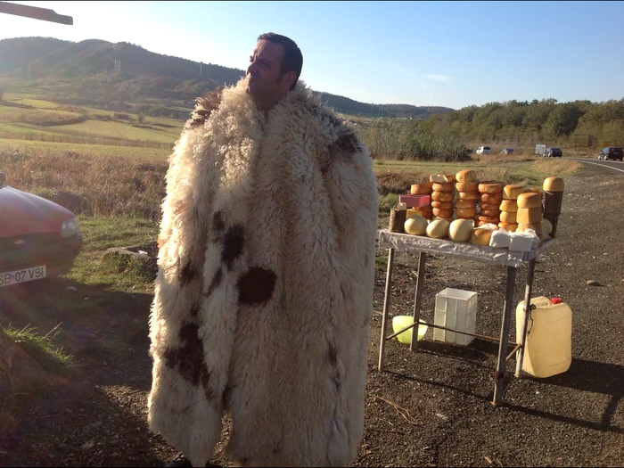 Daniel Buzdugan şi-a achiziţionat şi clopul ciobanuluiFoto: Antena 1