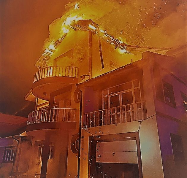 Incendiu puternic la Fetești. De la ce au pornit flăcările uriașe care au cuprins o locuință