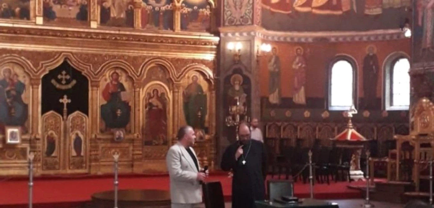 Constantin Chiriac, directorul FITS, şi părintele Constantin Necula, în Catedrala Mitropolitană de la Sibiu