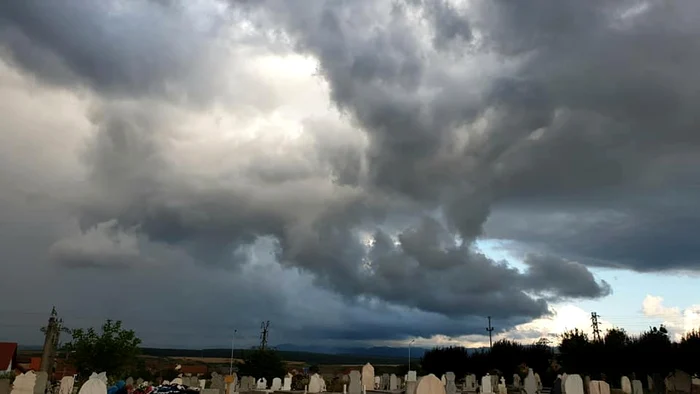 
    În perioada 4 – 8 octombrie, meteorologii ANM prognozează ploi și temperaturi scăzute, în toată țaraFOTO: Facebook  