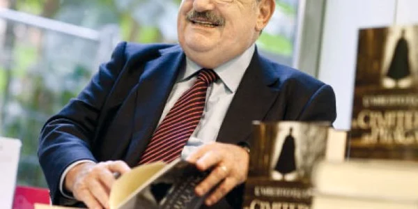 Scriitorul, semioticianul şi filosoful Umberto Eco (78 de ani) a fost ales al doilea dintre cei mai mari 100 de intelectuali  ai lumii