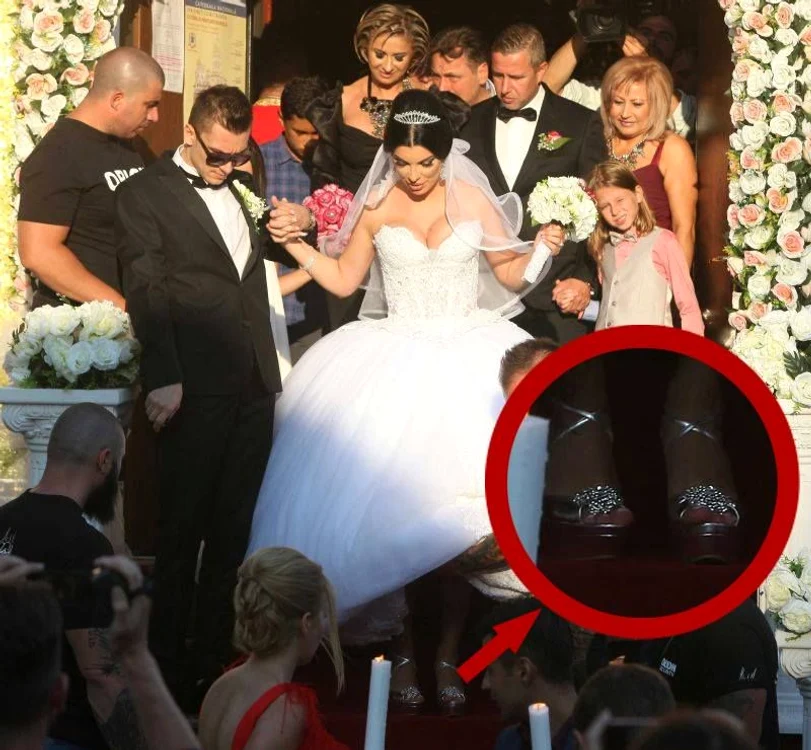 Andreea a purtat o pereche de sandale cu platformă, la ceremonia de la biserică 