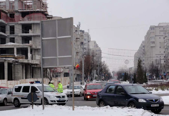 Scandalul electoral de la Slatina a obligat autorităţile să suplimenteze numărul poliţiştilor aflaţi în stradă (Foto: Mugurel Manea)