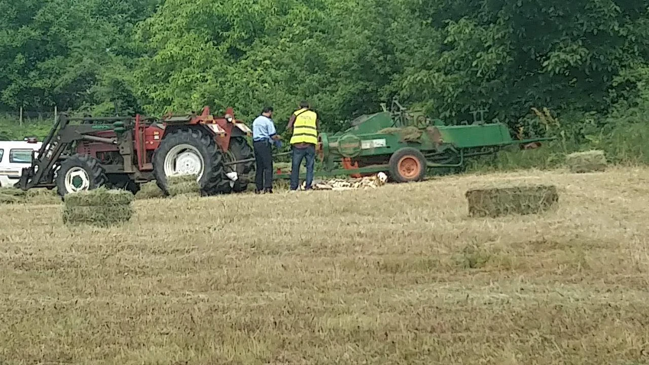 Ca pe vremea lui Moromete. Un bărbat a murit după ce a fost prins și zdrobit într-o balotieră