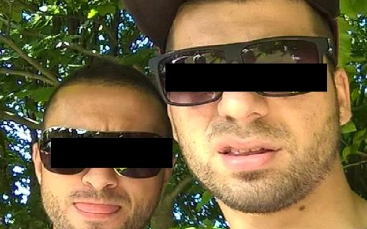 Uneori, hoţii mai sunt prinşi şi cu ajutorul lor. În imagine, doi tineri care s-au fotografiat cu un telefon declarat furat FOTO Adevărul