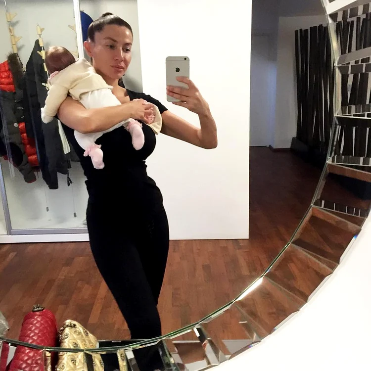 Ana Radu, în prima poză pe internet alături de bebeluşa ei 