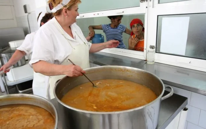 107 cantine sociale sunt licenşiate în toată şara FOTO Adevărul