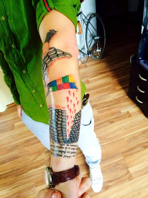 Vladimir a ţinut să le arate fanilor noile lui tatuaje de pe braţ
