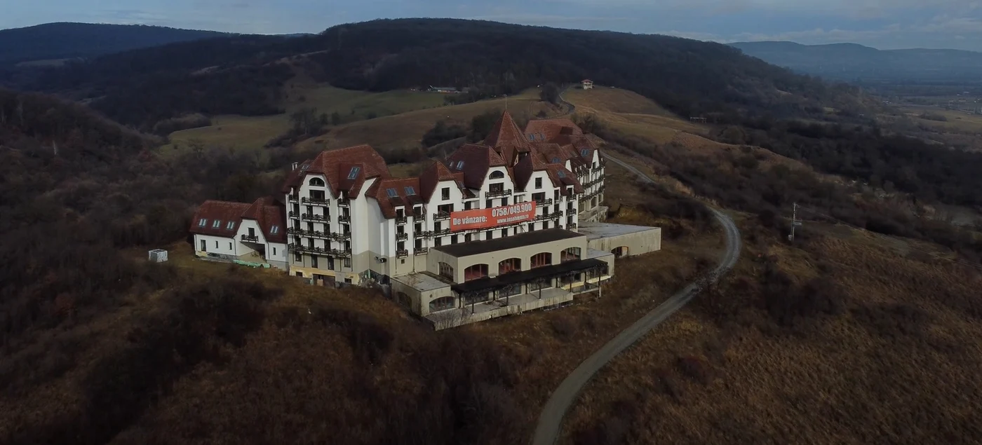 Complexul turistic din Bradu, Avrig, Sibiu, scos la vânzare Foto captură video oradesibiu ro 