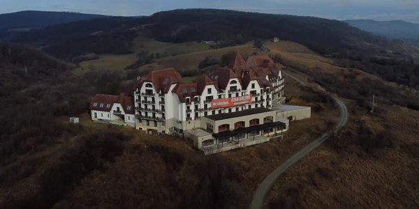 Complexul turistic din Bradu Avrig județul Sibiu scos la vânzare Foto captură video oradesibiu ro jpg