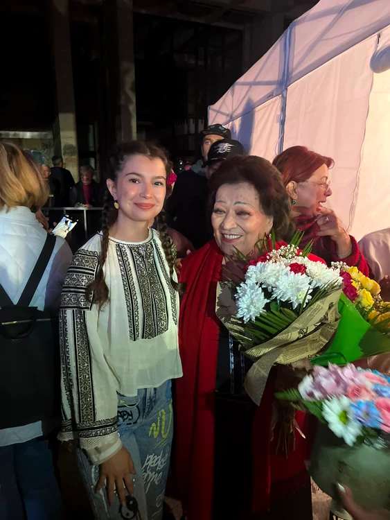 o_tanara_interpreta_alaturii_de_maria_ciobanu_in_spatele_scenei_foto_arhiva Daria Moanta
