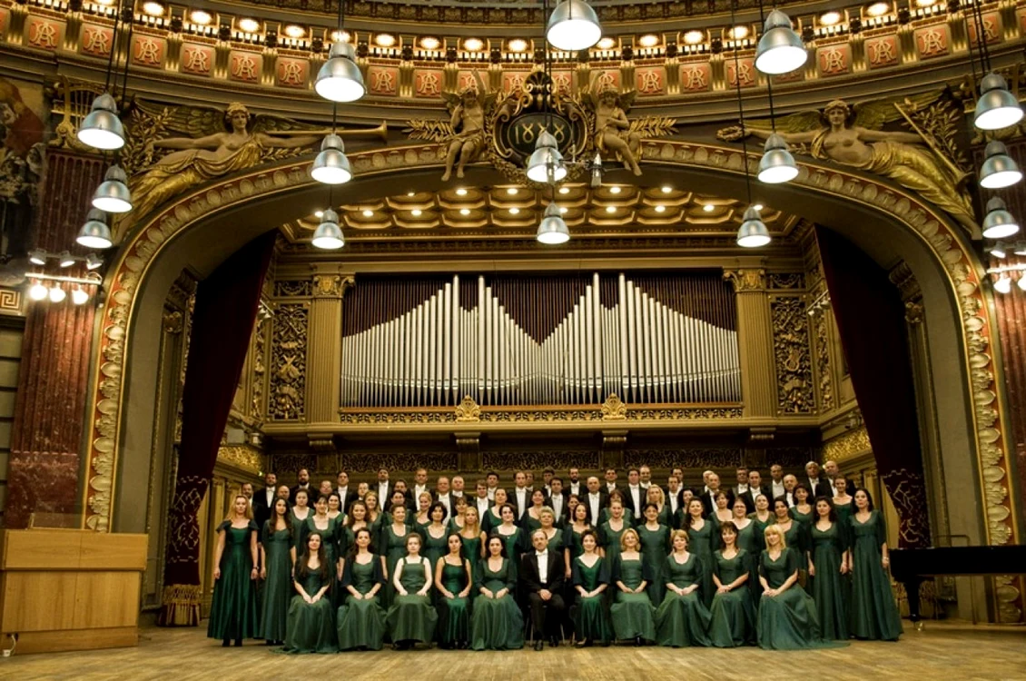 Dirijorul Iosif Ion Prunner, alături de Corul Filarmonicii "George Enescu"