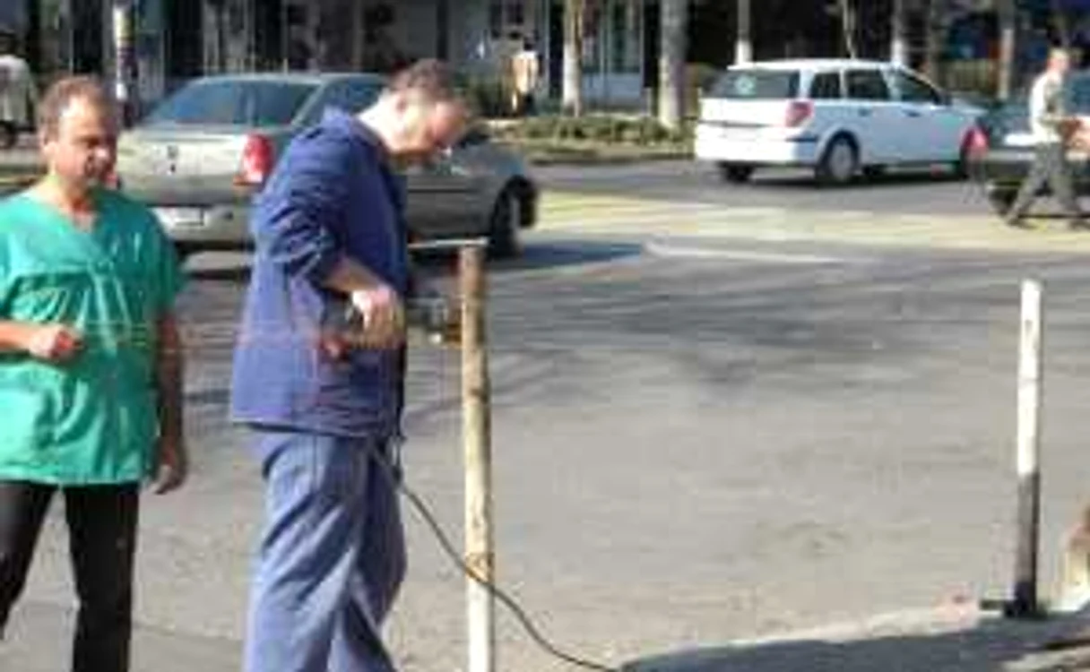 Accesul în curtea spitalului va fi blocat cu stâlpi și o barieră