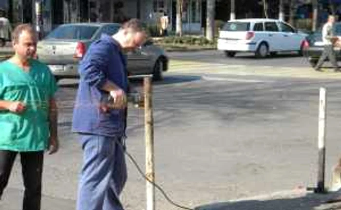 Accesul în curtea spitalului va fi blocat cu stâlpi și o barieră