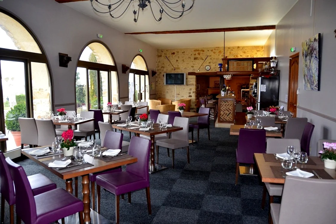 Proprietatea are și un restaurant cu două săli de servire a mesei. FOTO: Le Nail