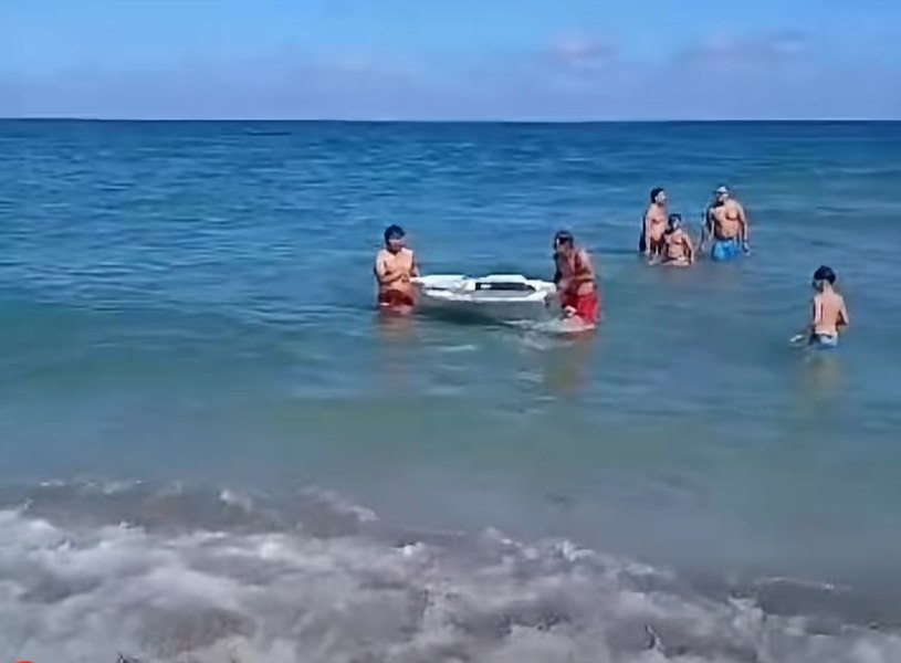 Doi salvamari au scos din mare un fragment de dronă la Năvodari, în preajma turiștilor. Avertismentul autorităților
