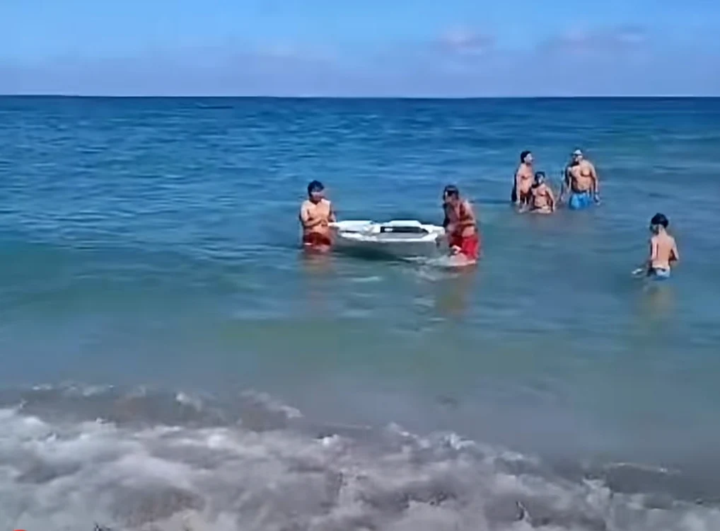 Fragment de dronă scos din mare de salvamari FOTO: Captură video