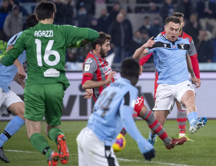 
    Patric a făcut un gest nesăbuit în prelungirile meciului cu LecceFoto: EPA-EFE  