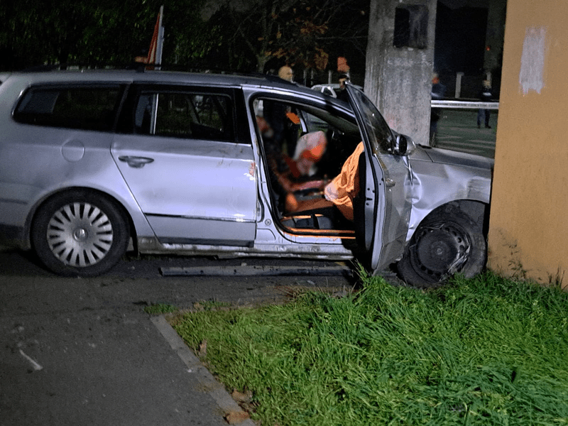 Șofer înjunghiat, oprit cu mașina într-un stâlp, în Arad. A fost ucis de ginerele său 