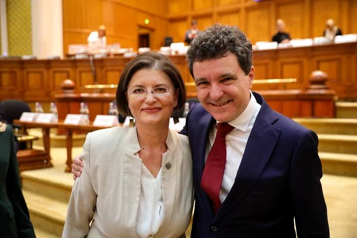 Parlamentarii s-au fotografiat cu noul președinte FOTO: Facebook/Corina Atanasiu