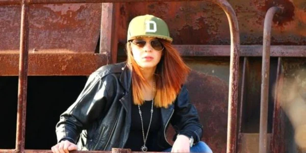 Eleva de 16 ani care a stat o lună cu bebeluşul mort în casă este acuzată de profanare de cadavre