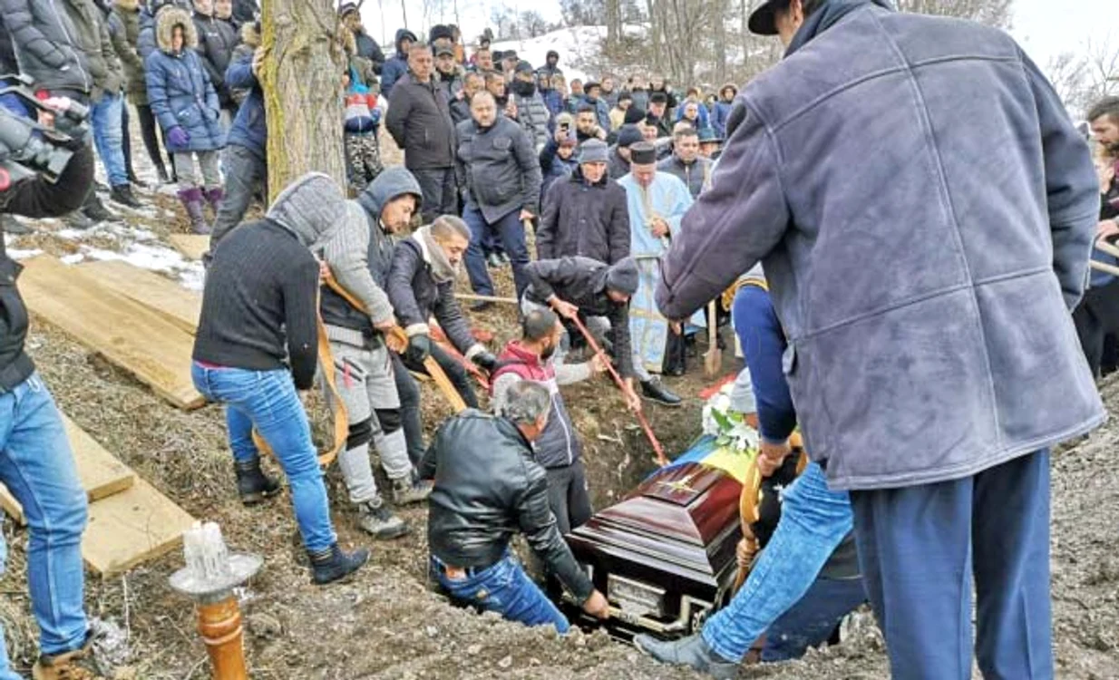 Mortul a fost condus la groapă de sute de persoane
