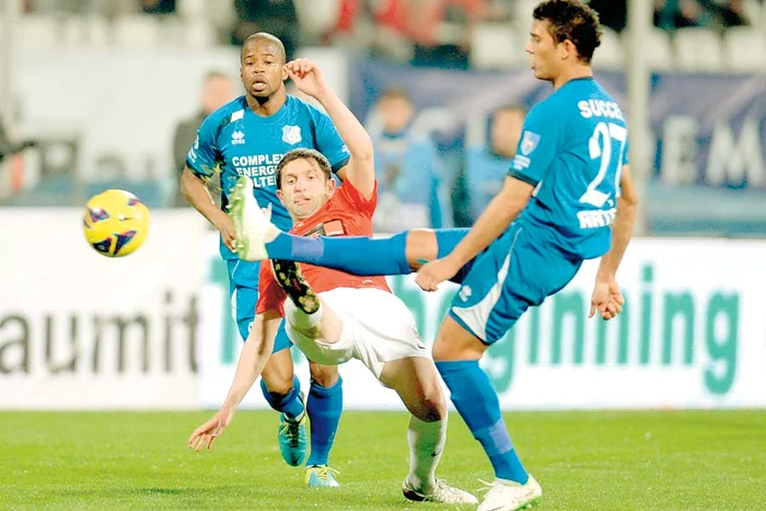 
    Cătălin Munteanu  a fost anihilat perfect  de jucătorii de  la Pandurii (Foto: Mediafax)  