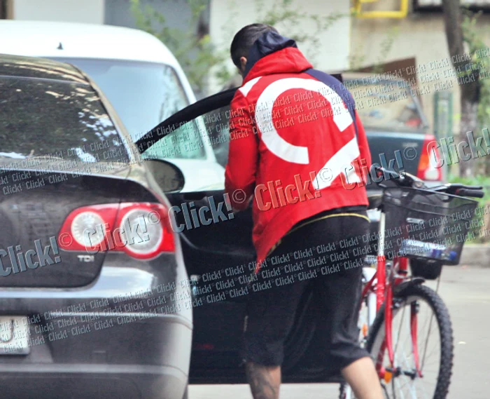 Înainte să pornească la drum, s-a dus să se schimbe şi  şi-a luat ceva din maşină