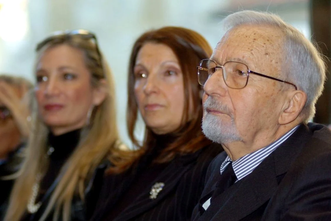 Licio Gelli şi soţia acestuia, Gabriela Vasile. În plan îndepărtat, fiica magnatului. Foto: lettera43.it