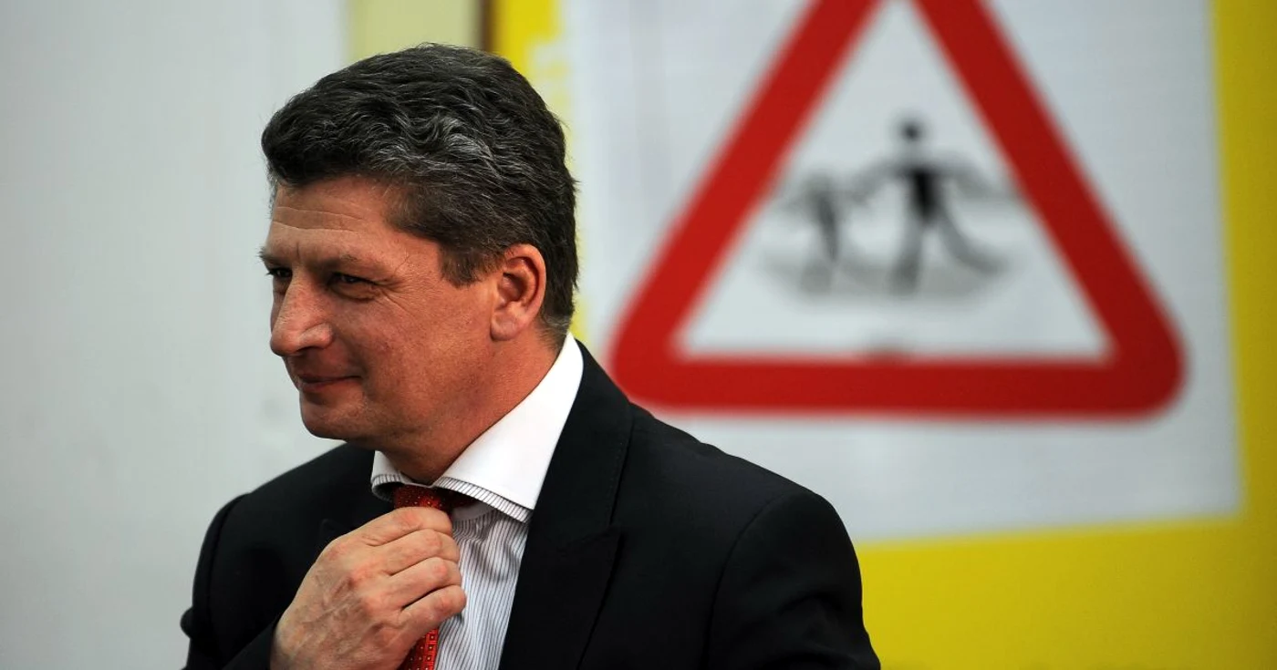 Comisarul şef Lucian Diniţă explică aglomeraţia de la ghişeele Direcţiei de Permise
şi Înmatriculări prin faptul că în România statul la cozi a
devenit un sport naţional FOTO Mediafax