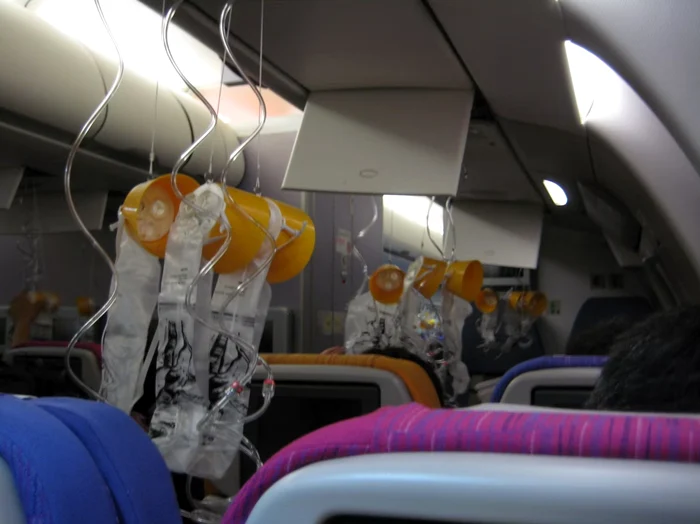 Măști de oxigen eliberate într-un avion