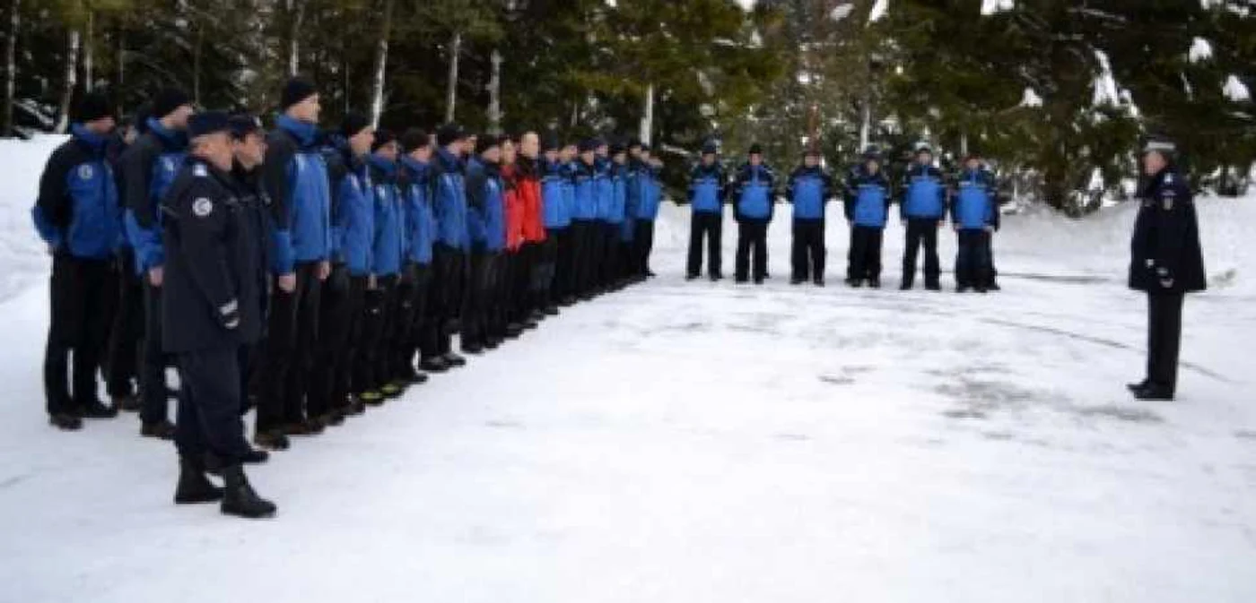 Alături de jandarmii români se perfecţionează la schi alpin şi patru ofiţeri turci (foto: Centrul Montan)