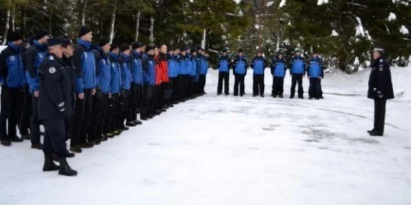 Alături de jandarmii români se perfecţionează la schi alpin şi patru ofiţeri turci (foto: Centrul Montan)