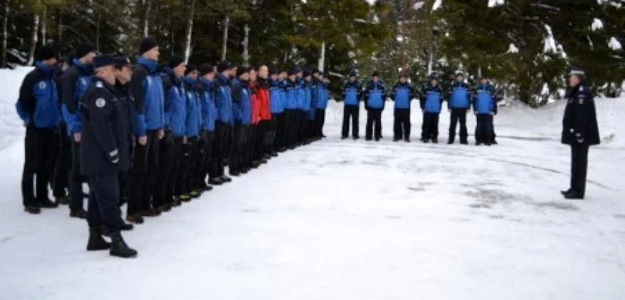 Alături de jandarmii români se perfecţionează la schi alpin şi patru ofiţeri turci (foto: Centrul Montan)
