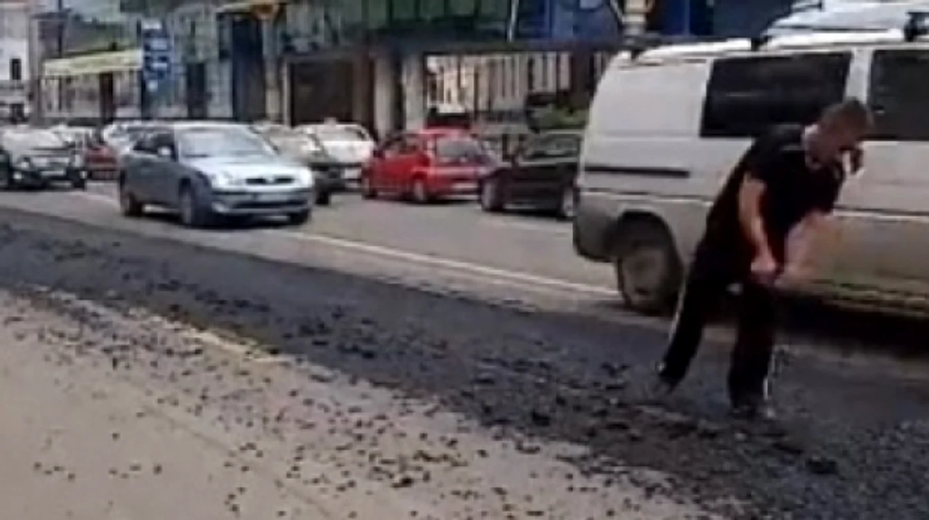
    Un bărbat a dat la o parte asfaltul de pe şine  